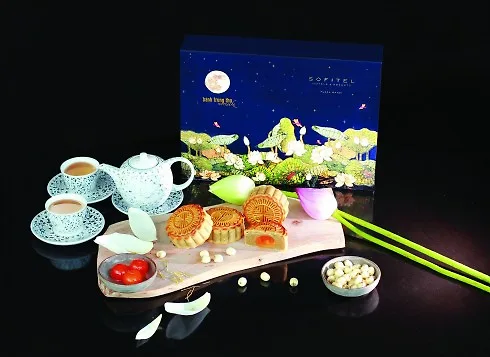 Thiết kế hộp tái hiện bức tranh sơn mài đầm sen vọng nguyệt, là hình ảnh biểu trưng đầy thẩm mỹ của các giá trị truyền thống.