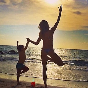 Yoga cùng Gisele Bundchen