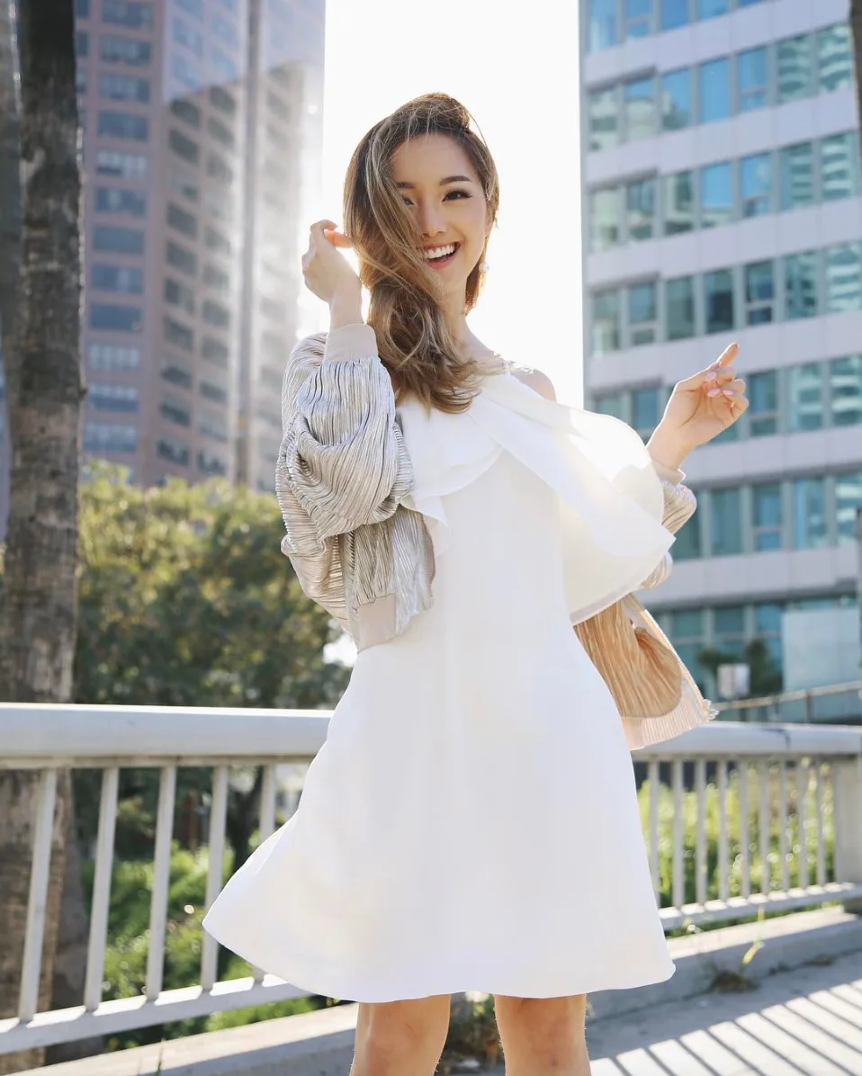 jenn im mặc đầm trắng và túi cói