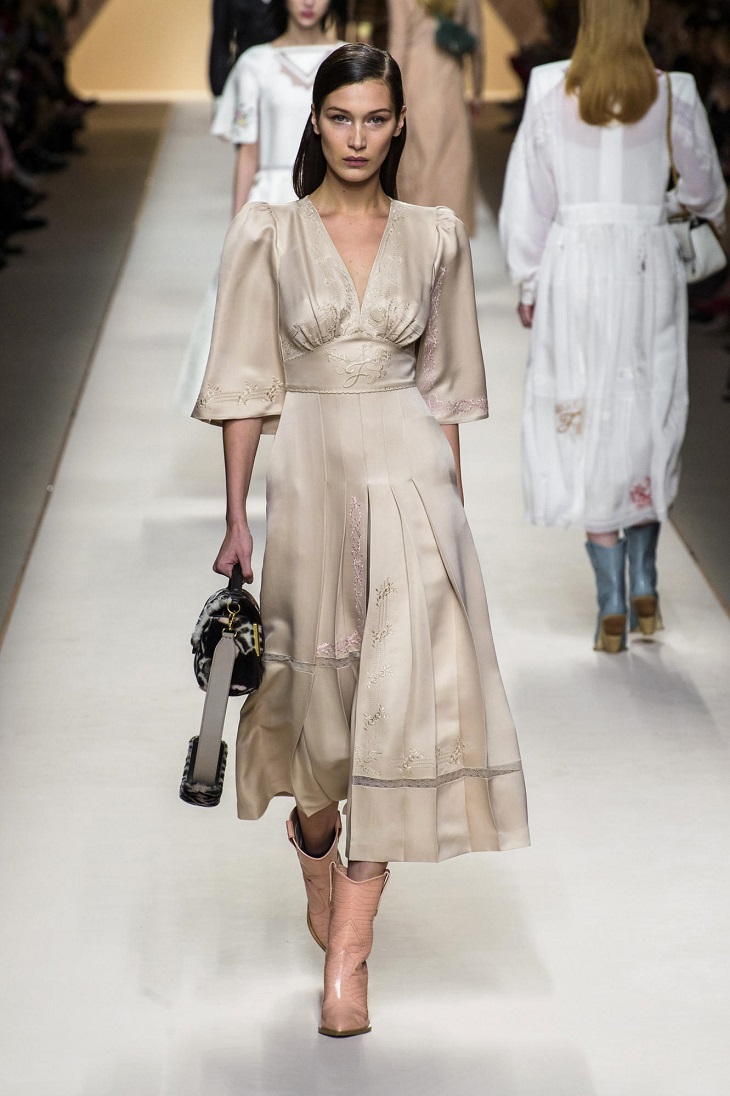 ELLE Việt Nam - Tìm lại cảm hứng Sloane Ranger thập niên 80 với bộ sưu tập mùa Thu 2018 của Fendi (6) ELLE Việt Nam - Tìm lại cảm hứng Sloane Ranger thập niên 80 với bộ sưu tập mùa Thu 2018 của Fendi (6)