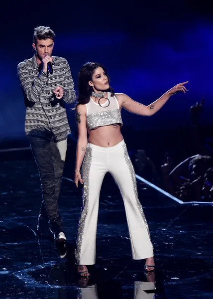 Halsey mặc áo theo xu hướng thời trang Underboob