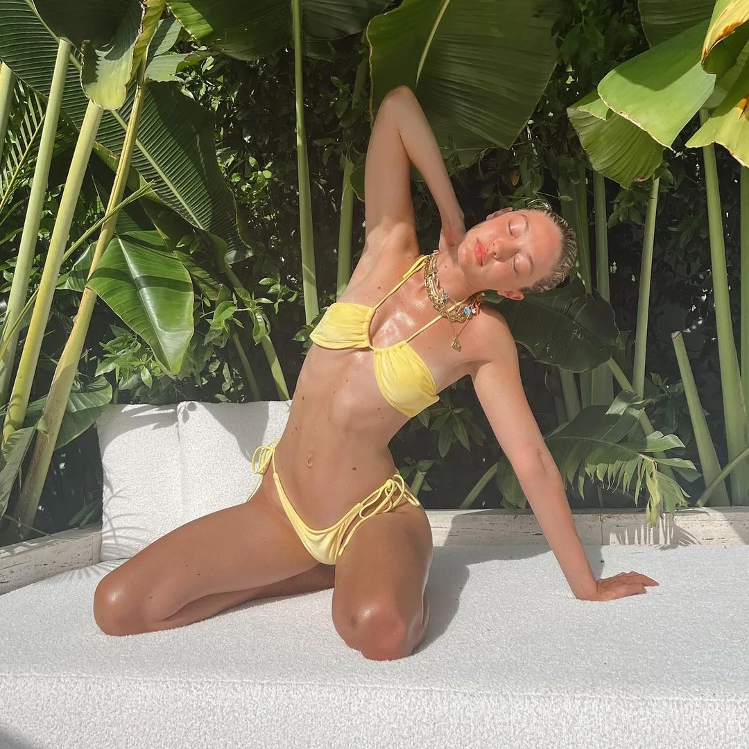 gigi hadid diện bikini lộn ngược