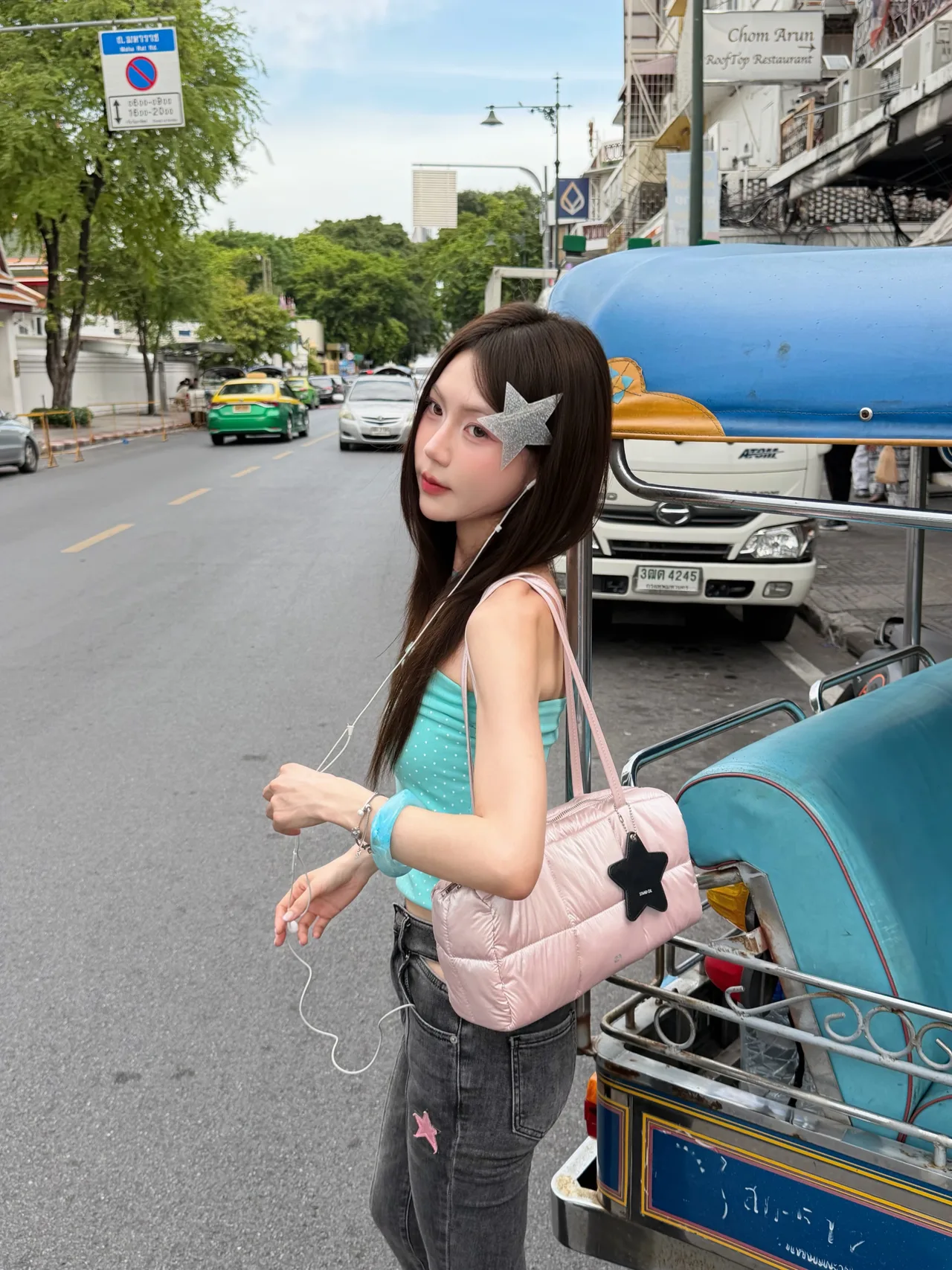 Chất liệu nhựa acetate cao cấp của chiếc kẹp phẳng định hình diện mạo high-fashion và thanh lịch.