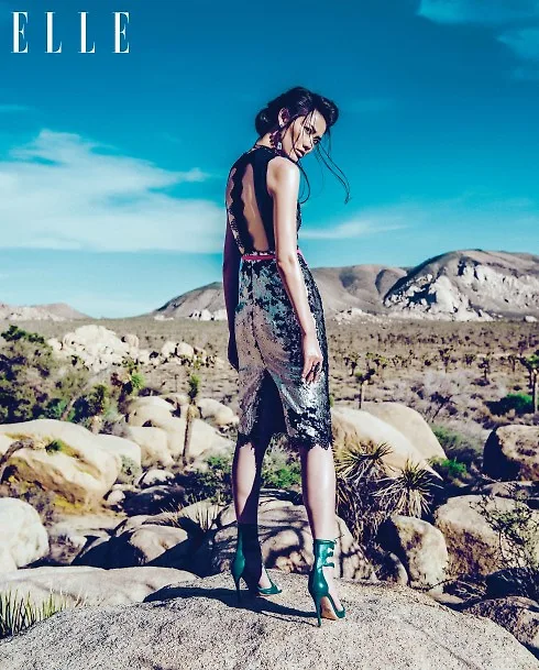 Đầm đính sequin Valenciani. Áo da metallic Lamarque. Sandals da Oscar Tiye. Nhẫn thủy tinh, pha lê Erickson Beamon Rocks.