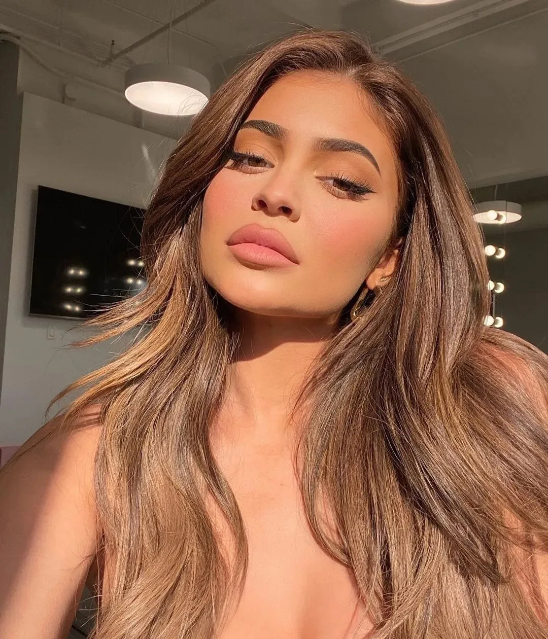 Da ngăm Kylie Jenner màu tóc nâu đồng Da ngăm Kylie Jenner màu tóc nâu đồng