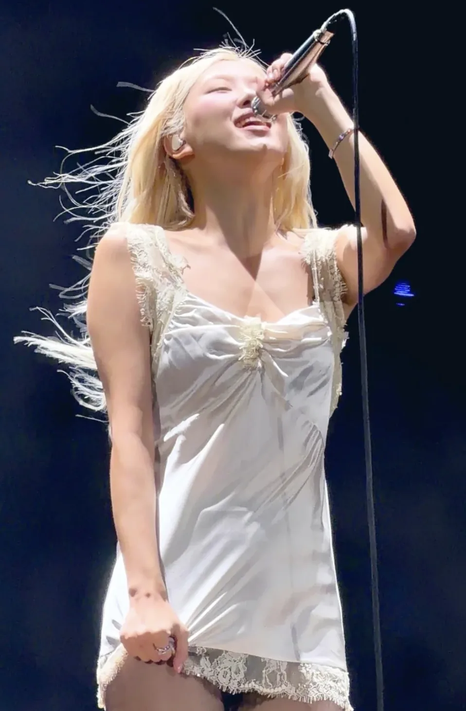 rose diện váy ngủ trắng