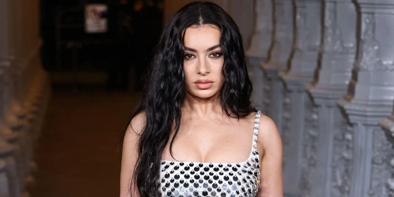 Charli XCX sẽ tham gia trong tác phẩm The Moment
