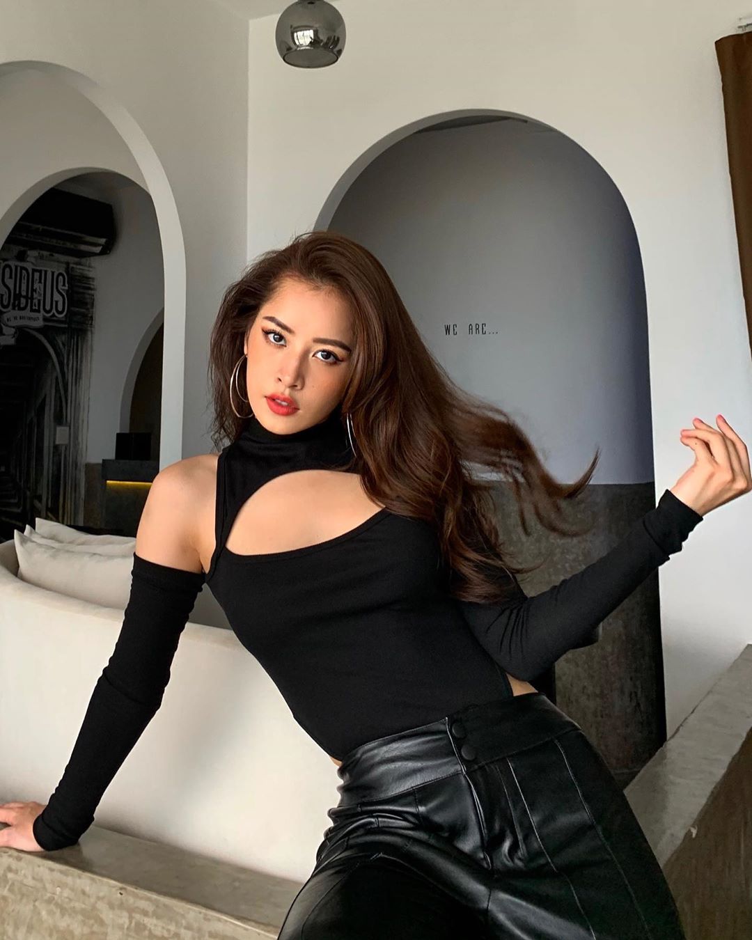Chi Pu mặc bodysuit màu đen cut-out