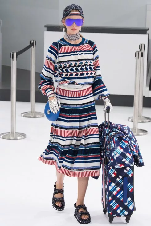 Chủ đề của BST Chanel mùa xuân này là sân bay: Chanel Airlines và Karl Lagerfeld đã mang đến sự lộng lẫy, đầy màu sắc, sporty và tràn ngập sự mới mẻ thú vị.
