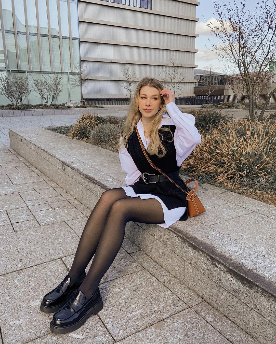 giày loafer da đen, áo gile len không tay