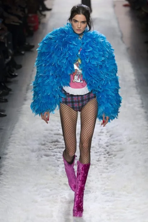 Chiếc quần tất lưới là tiêu điểm của BST Thu-Đông của Jeremy Scott