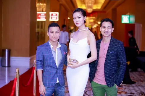 NTK Adrian Anh Tuấn trong buổi ra mắt BST mới tại The Grand Hồ Tràm. Ảnh chụp chung với Hoa Hậu Thùy Dung và Doanh nhân Sơn Đoàn
