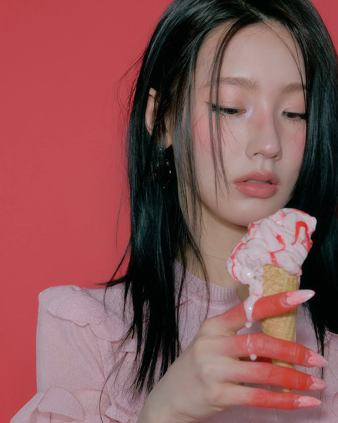 Miyeon (G)I-DLE trang điểm má hồng đậm theo chiều ngang, ánh mắt sâu lắng