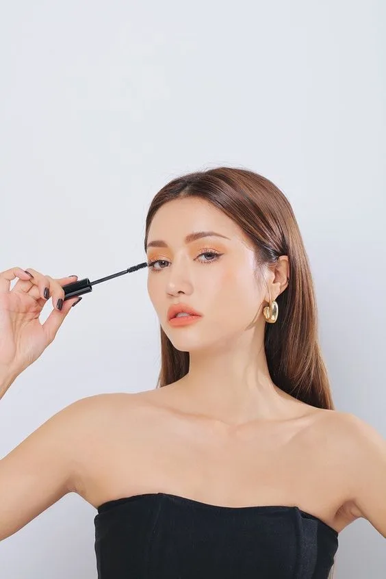 Sử dụng mascara hết hạn có thể bị viêm kết mạc hoặc dị ứng mắt, ngứa, đỏ, chảy nước mắt và khó chịu