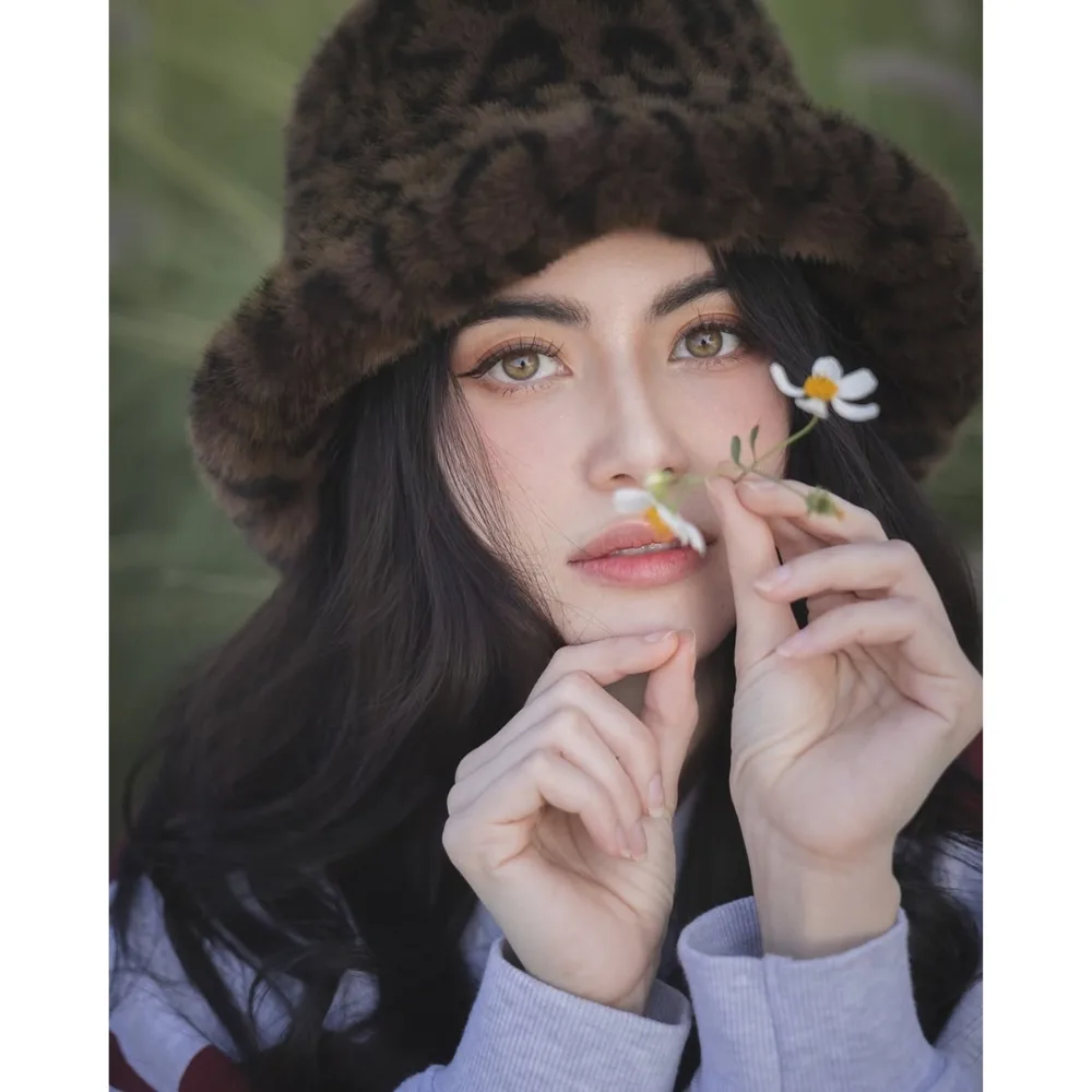 Nữ diễn viên Thái Lan Mai Davika dùng mũ che nắng để bảo vệ làn da nhạy cảm.