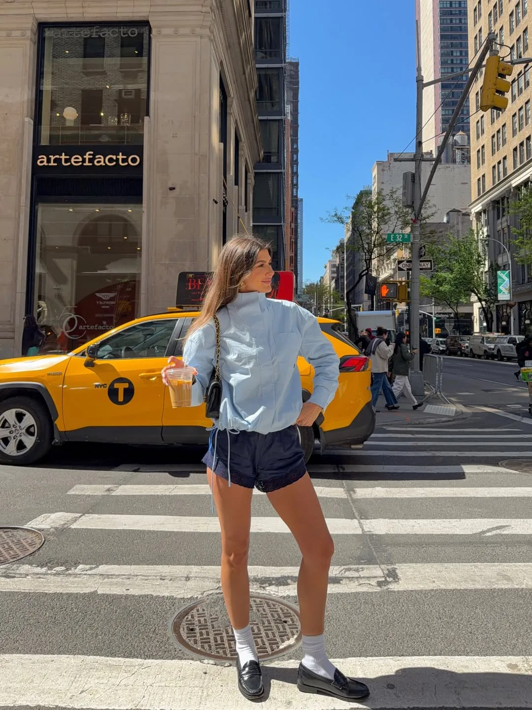 Tinh thần "tomboyish" bất cần hiện rõ qua combo áo khoác bomber và quần shorts ngắn cá tính.