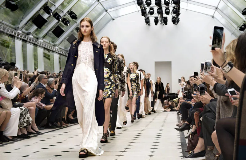 Giám đốc sáng tạo của Burberry bất ngờ từ chức Giám đốc sáng tạo của Burberry bất ngờ từ chức