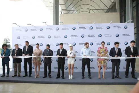 Ban tổ chức cắt băng khai mạc triển lãm BMW World Vietnam 2016 sáng ngày 6/5/2016 tại Trung tâm Hội nghị Quốc Gia Hà Nội.
