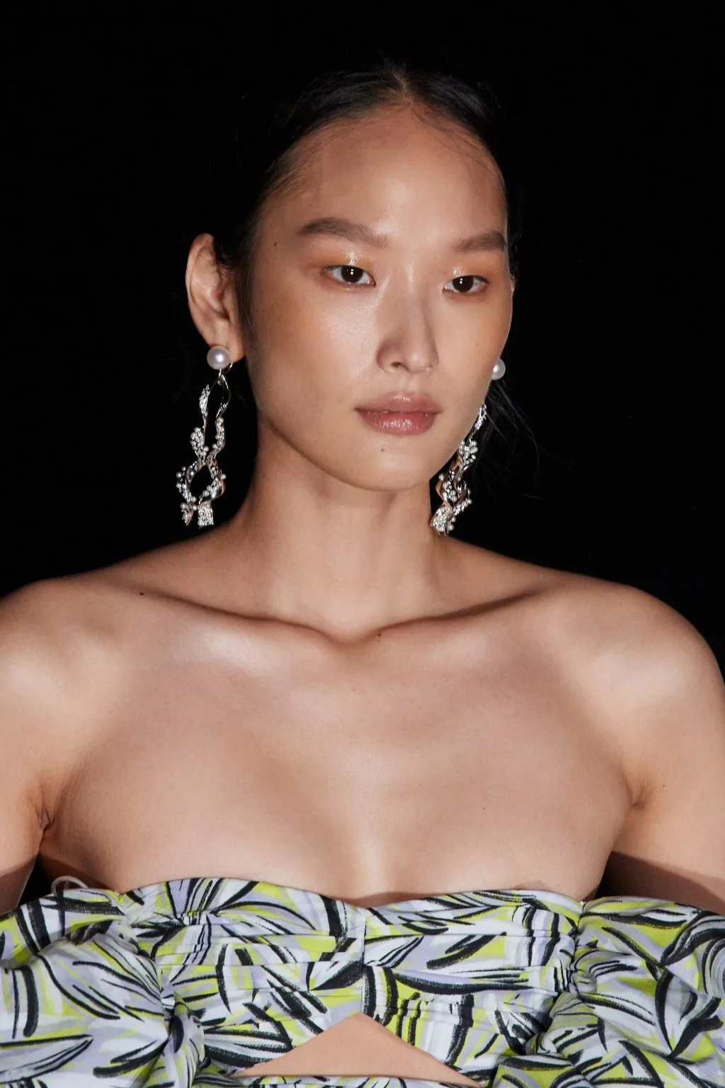 Sự xuất hiện của son bóng trên sàn diễn Xuân Hè 2022 của Prabal Gurung Sự xuất hiện của son bóng trên sàn diễn Xuân Hè 2022 của Prabal Gurung