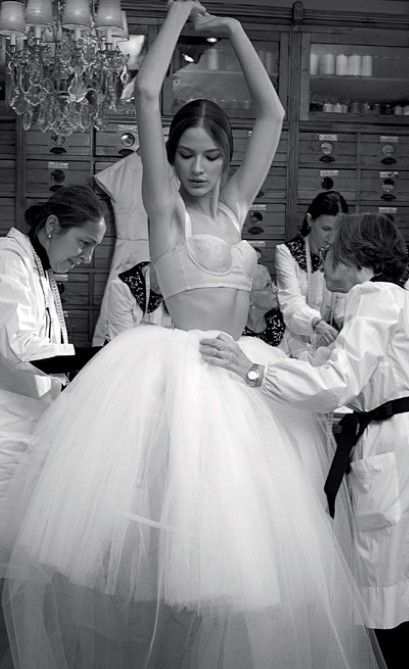 Haute Couture - Thế giới thời trang xa hoa, khốc liệt bậc nhất - ELLE VN