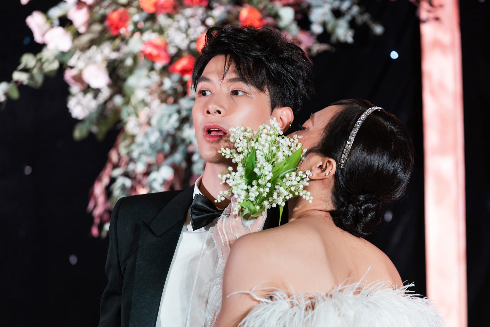 Khoảnh khắc ngọt ngào của Diệu Nhi khi diện váy cưới và làm tóc búi thấp Khoảnh khắc ngọt ngào của Diệu Nhi khi diện váy cưới và làm tóc búi thấp