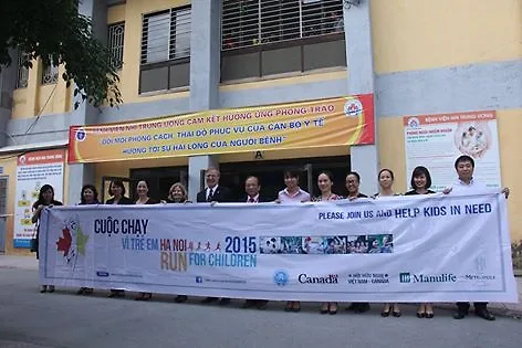 Đại sứ Canada David Devine, Nghệ sĩ Nhân dân Lê Khanh và Ban Tổ chức Cuộc chạy vì trẻ em tại Bệnh viện Nhi Trung ương ngày 14/10/2015.