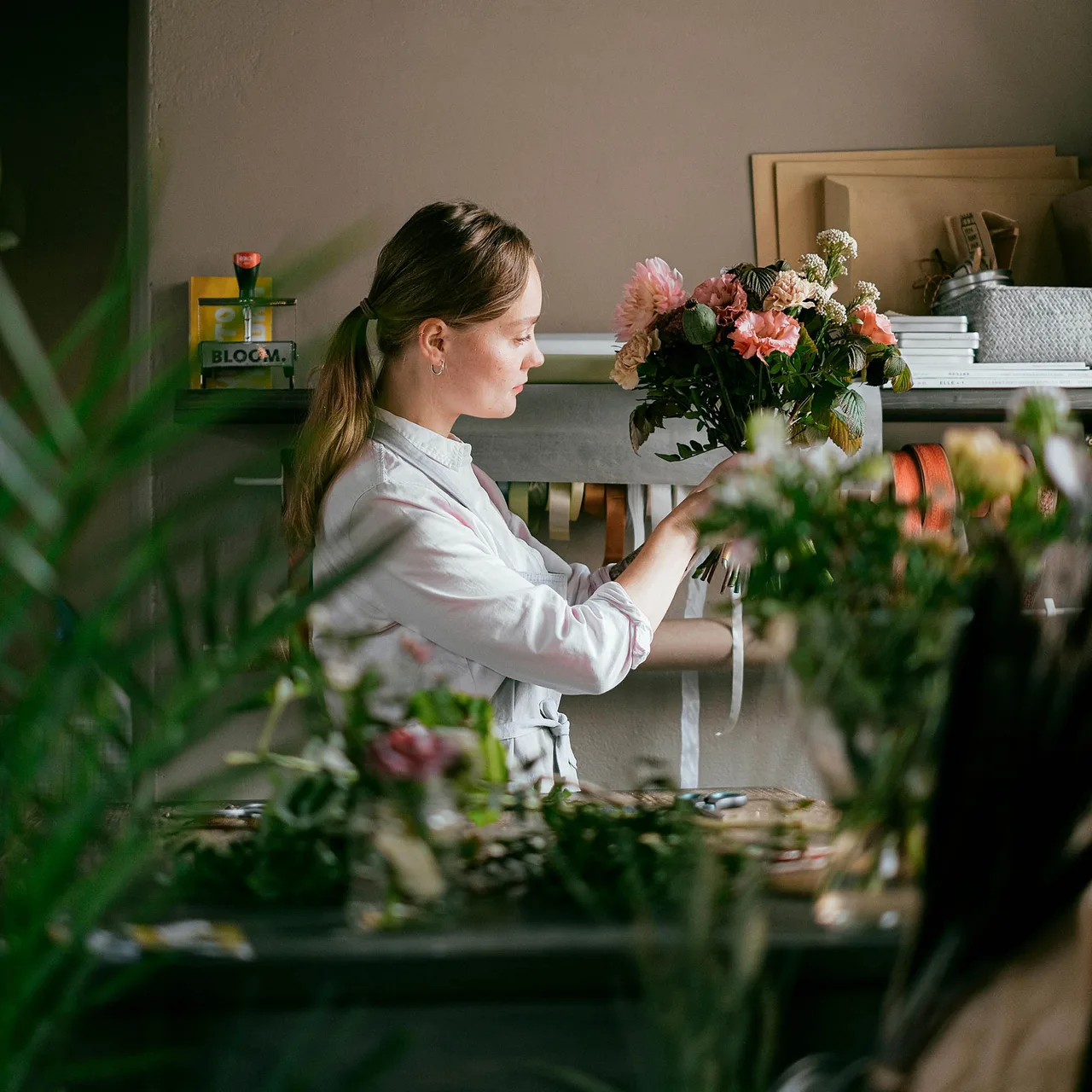 cô gái trải nghiệm bộ môn cắm hoa