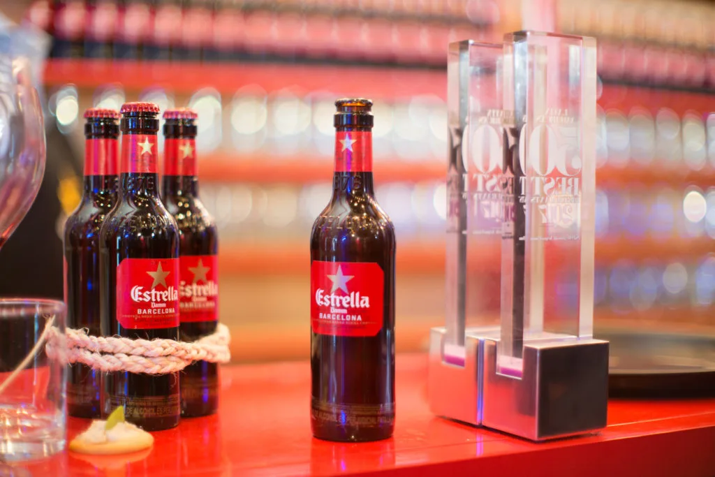 bốn chai bia estrella