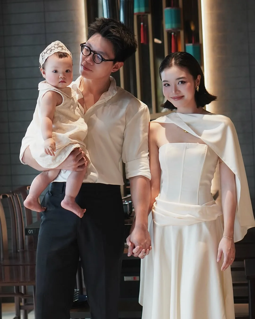 Set đồ bộ lụa cao cấp diện tại gia làm tăng vẻ chỉn chu, sang trọng ngay cả trong những buổi tiệc xum vầy.