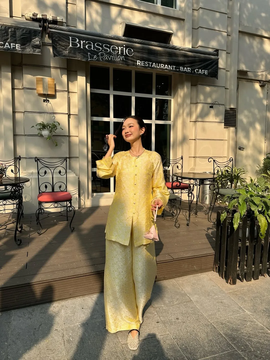 Lược bỏ những đường chít eo gò bó, thiết kế bà ba dáng suông mang đến cái nhìn mới mẻ về phong cách nhàn nhã đầy thượng lưu.