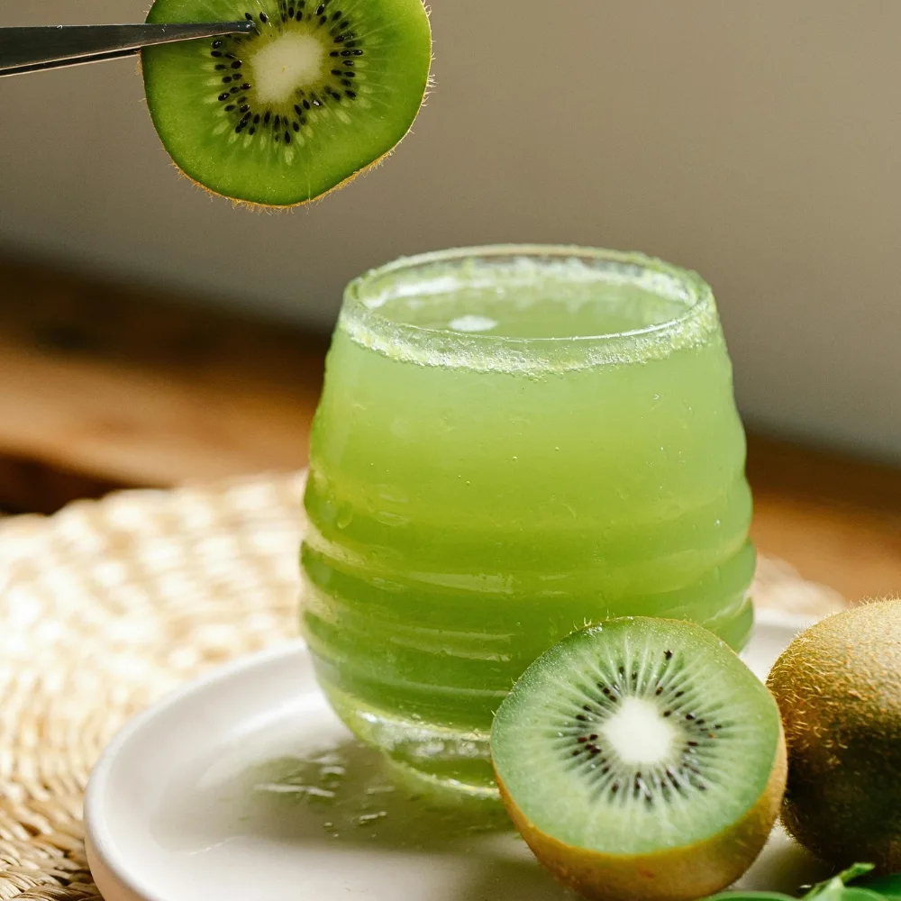 Quả kiwi và ly nước ép kiwi
