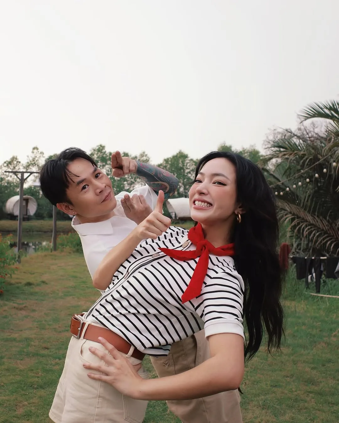 Châu Bùi mặc áo họa tiết kẻ sọc