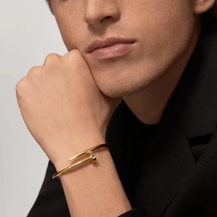 Vòng tay juste un clou đặc trưng của Cartier