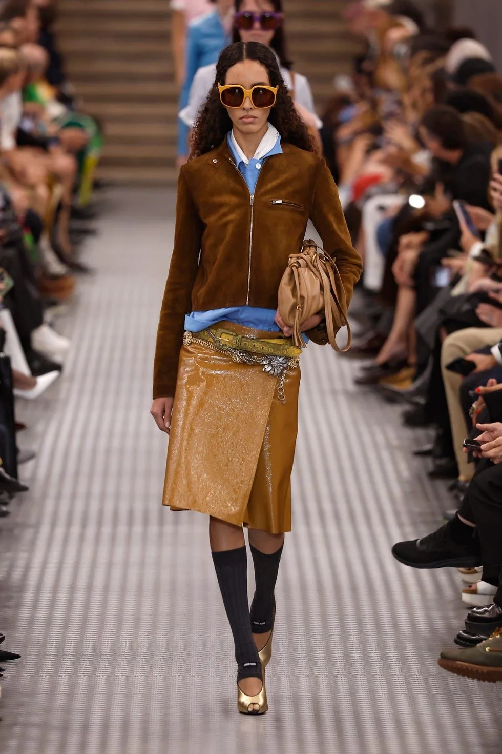 Một điểm sáng nhỏ nơi vòng eo đủ để thay đổi toàn bộ bố cục outfit.