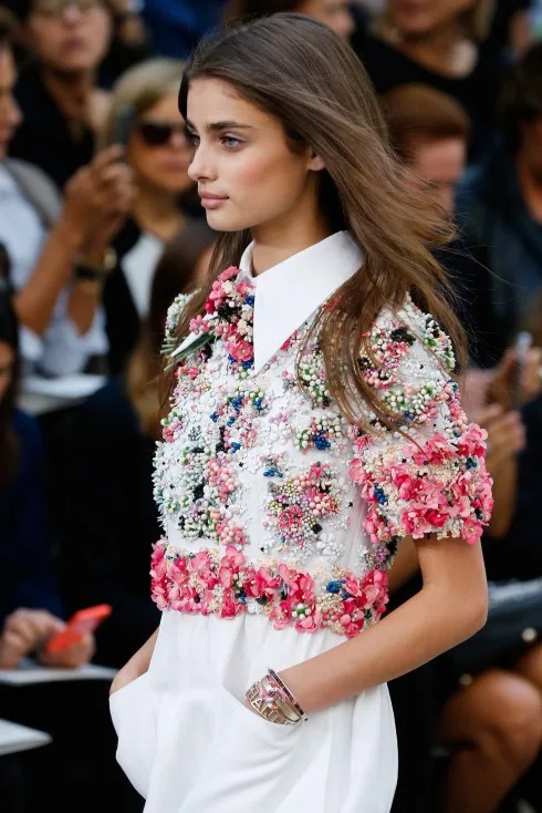 Taylor Hill từng là vedette trong show diễn của Chanel Taylor Hill từng là vedette trong show diễn của Chanel