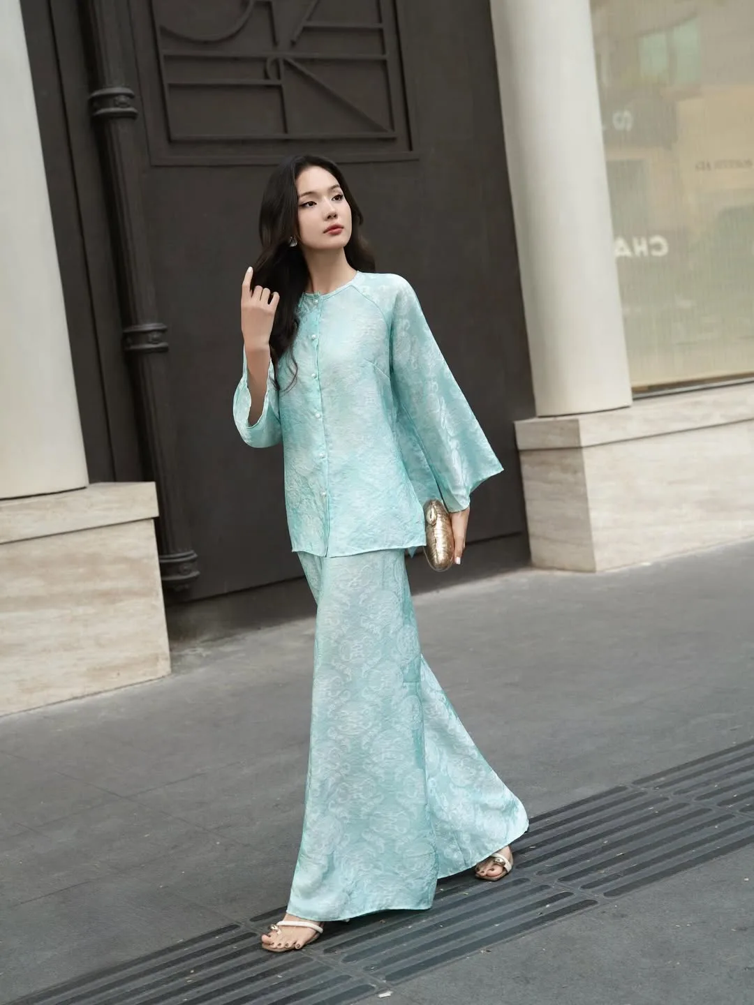 Áo bà ba màu xanh ngọc lam mang lại vẻ trong trẻo và năng lượng bình yên cho những ngày Xuân.