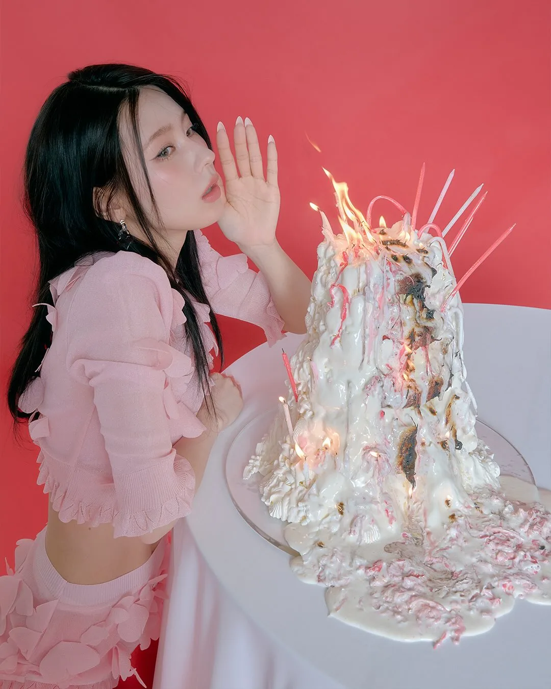 Miyeon tạo dáng bên chiếc bánh kem tan chảy và bốc cháy, nổi bật với outfit hồng pastel trong teaser MY, Lover