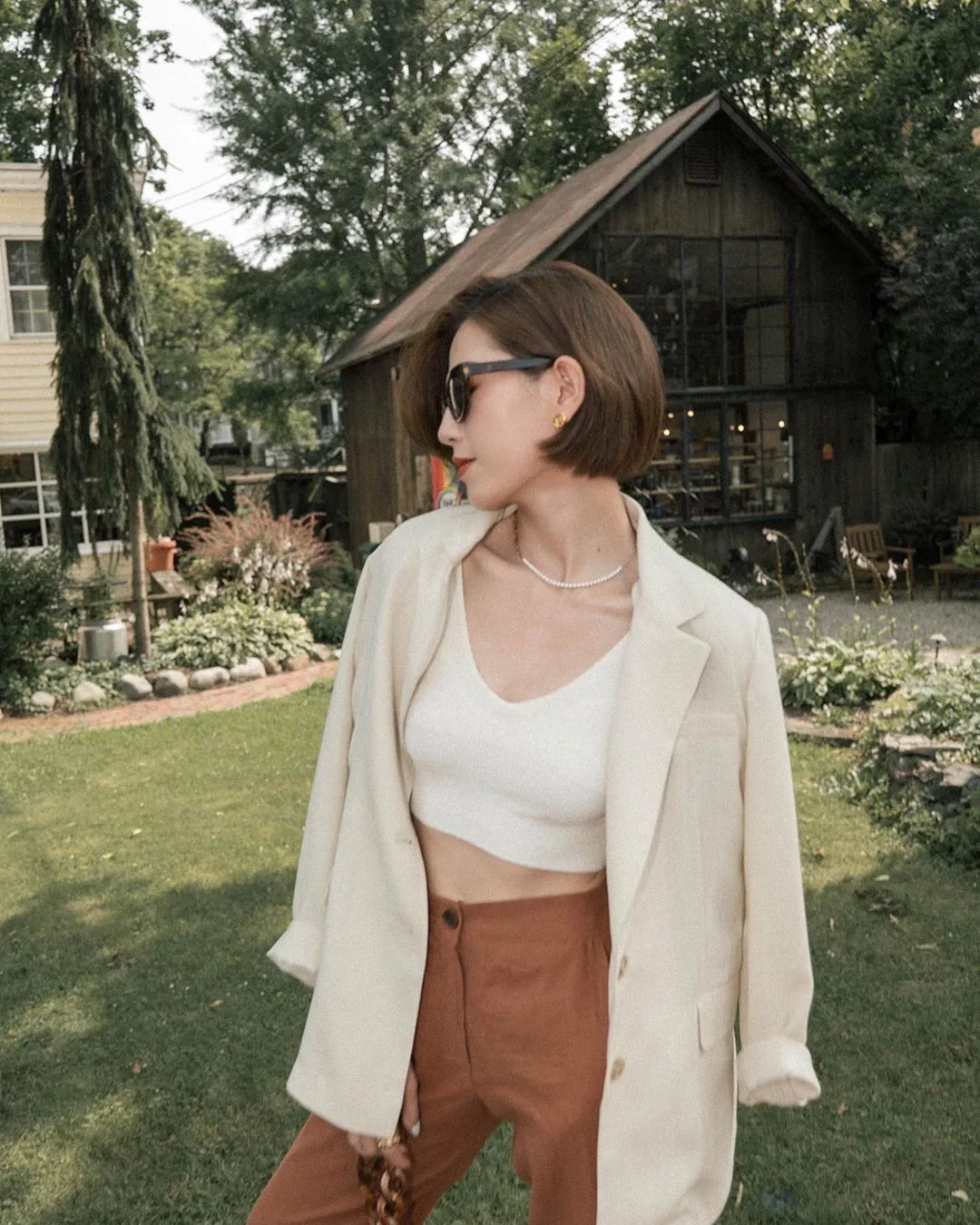 suggyl mặc áo khoác blazer chất liệu vải linen phụ kiện dây chuyền ngọc trai