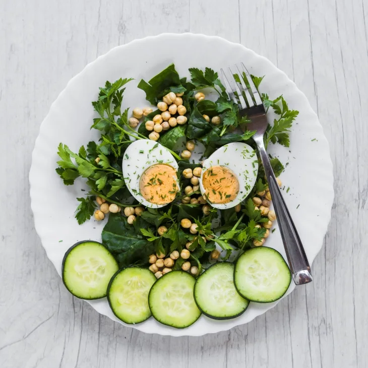Dưa leo chứa rất ít calo được kết hợp trong các món salad.