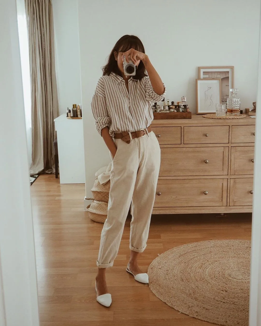 Cô gái mặc áo sơ mi kẻ sọc và quần baggy đũi