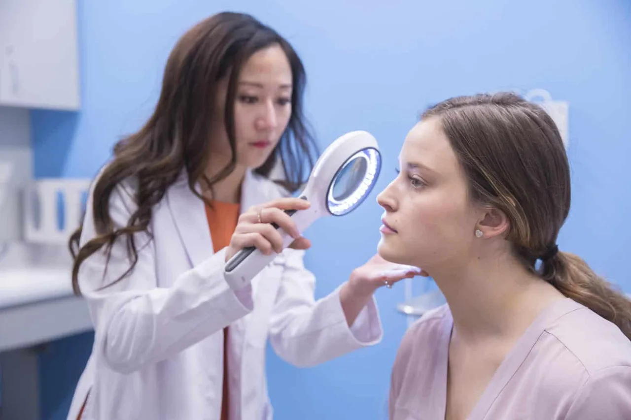 Đi tìm lời đáp: Retinol hoạt động thế nào trên da mụn và có thực sự hiệu quả? Đi tìm lời đáp: Retinol hoạt động thế nào trên da mụn và có thực sự hiệu quả?