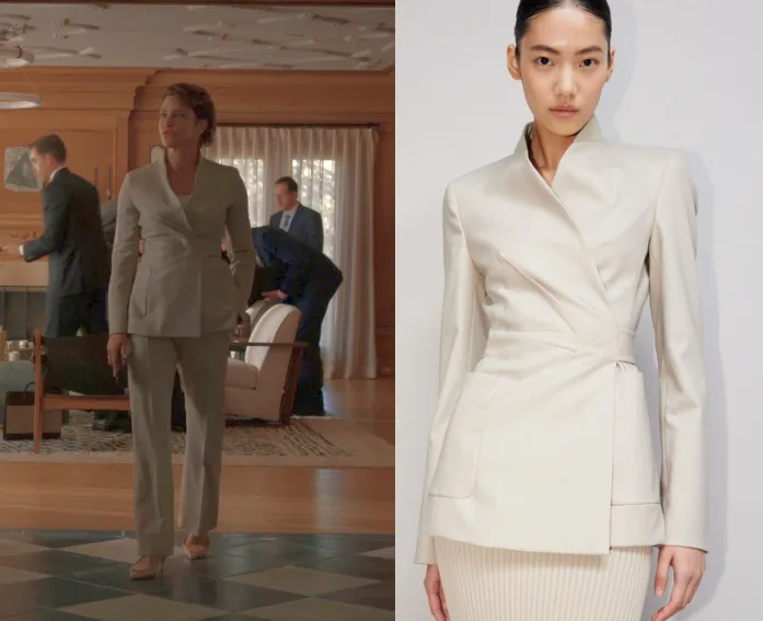 Chiếc Pleated Wrap Jacket từ Max Mara làm tôn lên vẻ nữ quyền của Kit Hennessey - chị dâu của Nancy. Sử dụng phom dáng đắp chéo cùng đường xếp ly ở vòng eo, nhân vật phần nào “át vía” người đối diện bằng sự sành sỏi lẫn uy quyền của mình