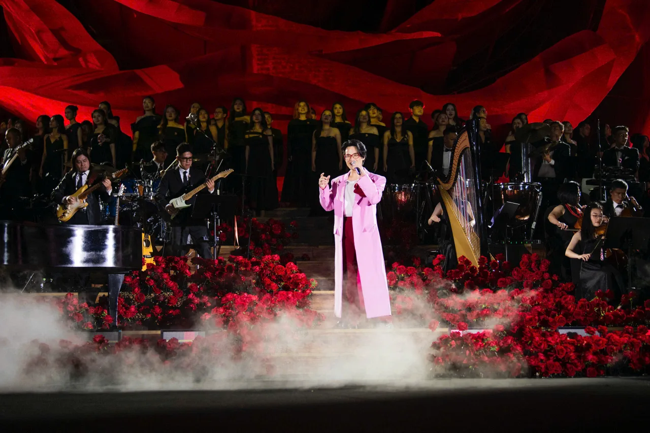 Hà Anh Tuấn Sketch a Rose concert hát cùng dàn nhạc