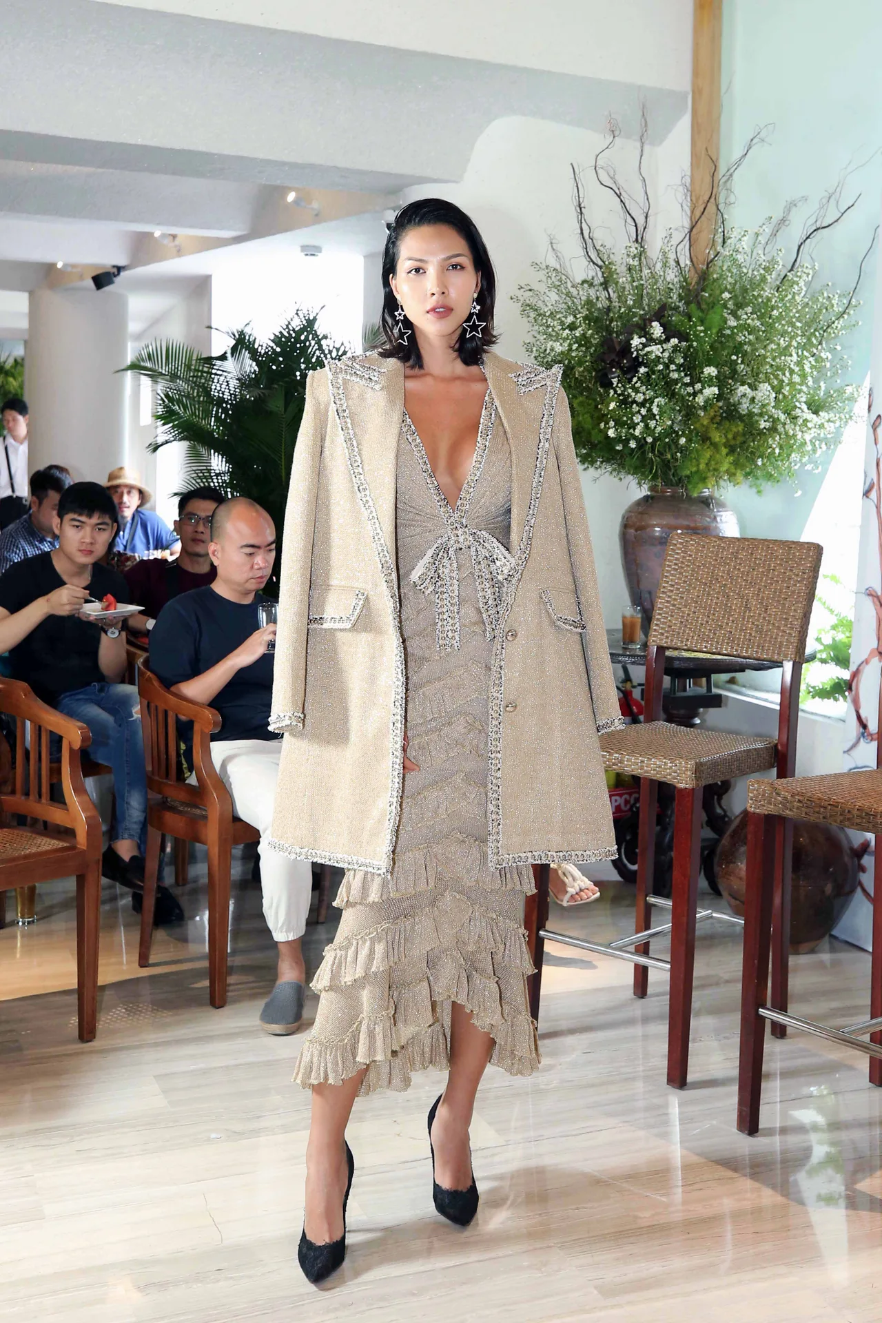 Siêu mẫu Minh Triệu: “ELLE Fashion Show năm nay có chủ đề thực tế và nóng hổi nhất từ trước tới nay!” Siêu mẫu Minh Triệu: “ELLE Fashion Show năm nay có chủ đề thực tế và nóng hổi nhất từ trước tới nay!”