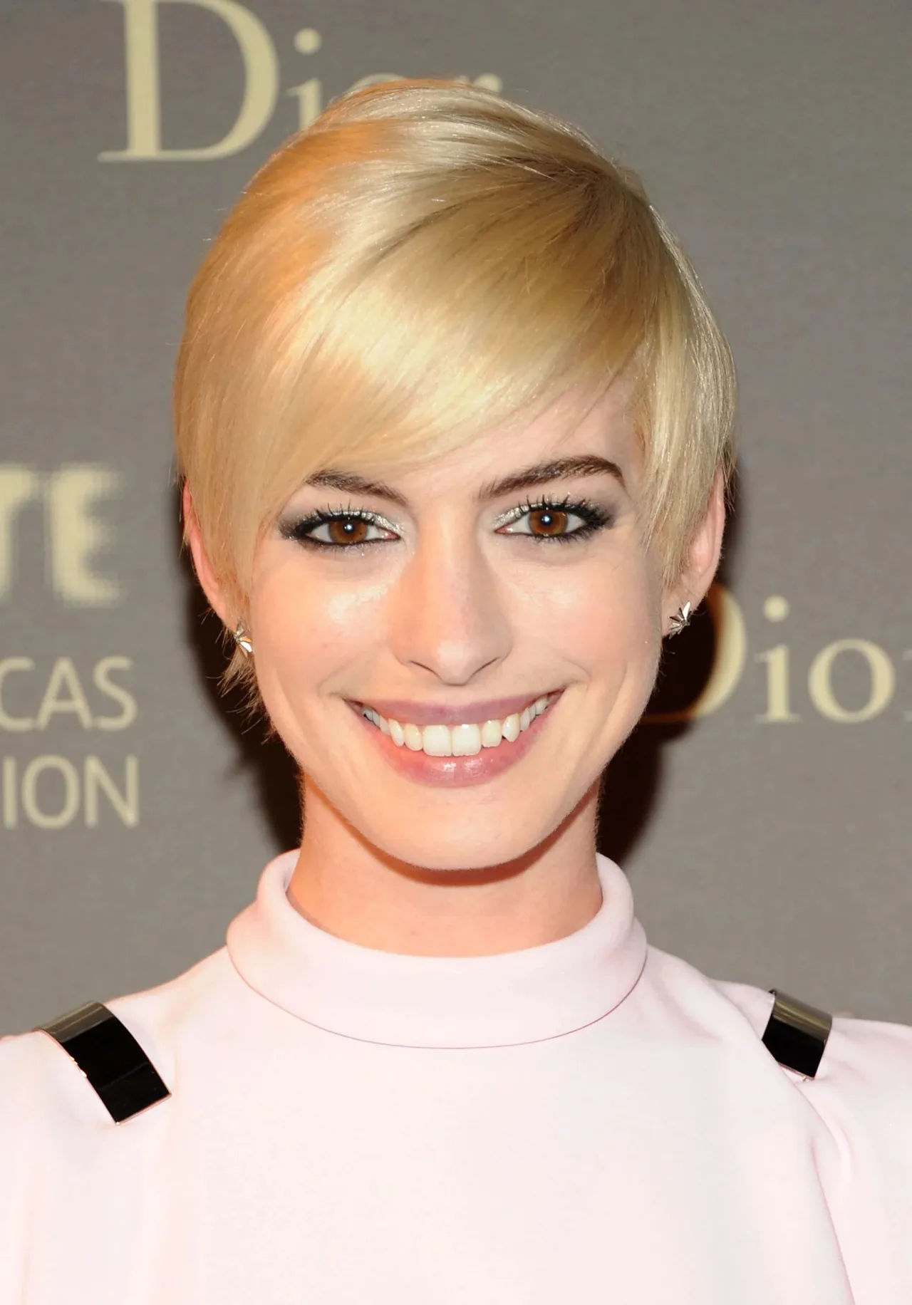 Anne Hathaway đổi phong cách với kiểu tóc pixie màu vàng bạch kim Anne Hathaway đổi phong cách với kiểu tóc pixie màu vàng bạch kim