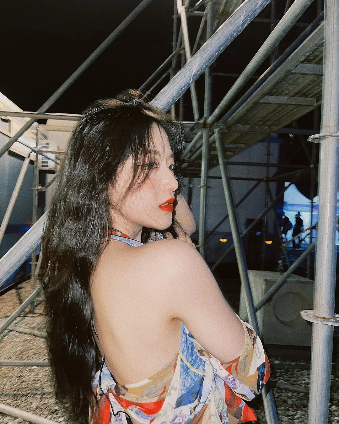 Shuhua diện áo hở lưng