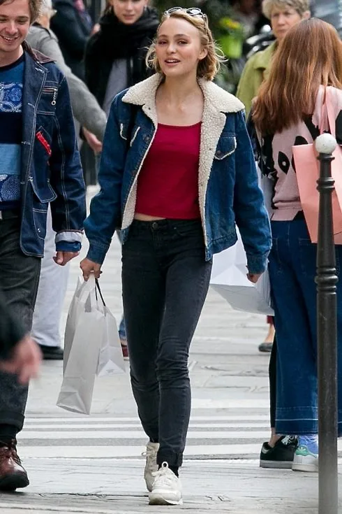 Nàng thơ Lily-Rose Depp với phong cách thời trang đáng ngưỡng mộ Nàng thơ Lily-Rose Depp với phong cách thời trang đáng ngưỡng mộ