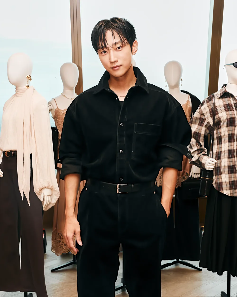 Ca sĩ và diễn viên Jin Young tại sự kiện H&M