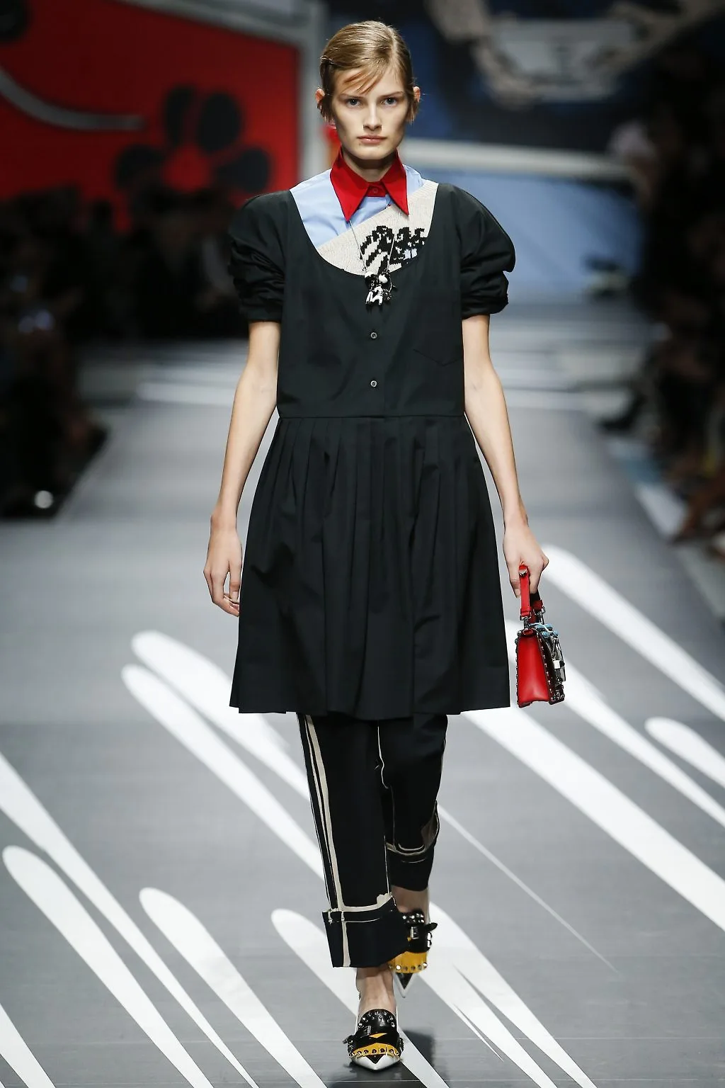 Prada Ready-to-wear Xuân 2018: Tính nữ được suy tôn bởi sự mạnh mẽ và náo nhiệt Prada Ready-to-wear Xuân 2018: Tính nữ được suy tôn bởi sự mạnh mẽ và náo nhiệt