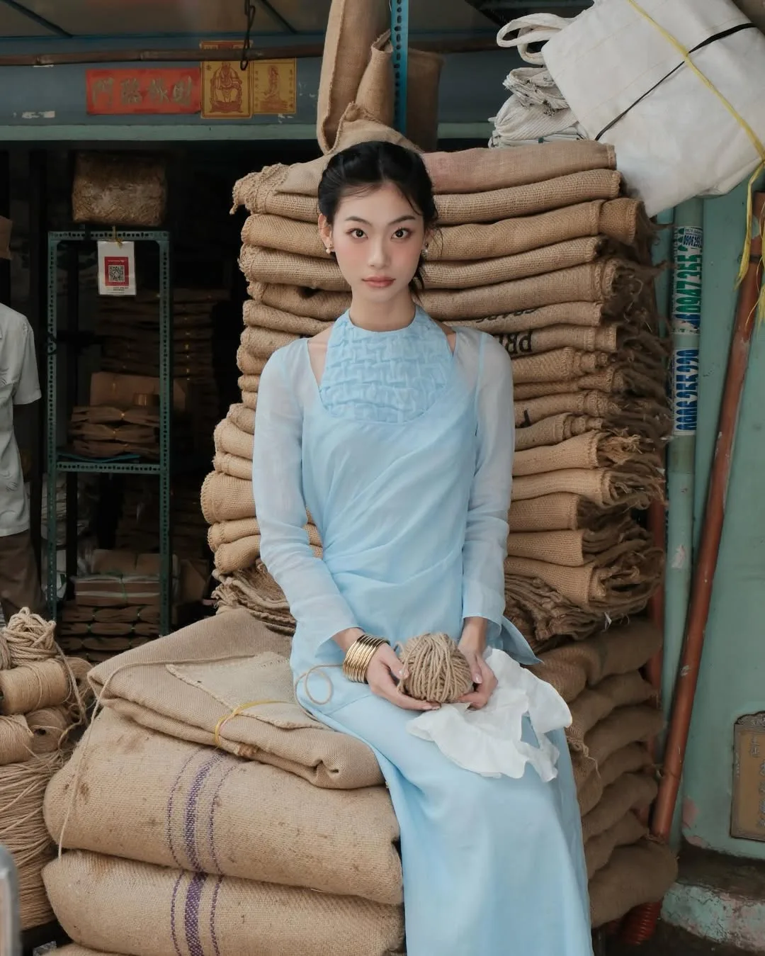 Sự kết hợp giữa lụa và voan tơ tạo nên chiều sâu cảm xúc, minh chứng cho một gu thẩm mỹ tinh tế và đầy sáng tạo.